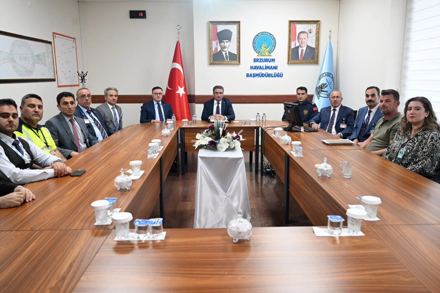 ERZURUM VALİMİZ SAYIN AYDIN BARUŞ BAŞKANLIĞINDA, HAVALİMANIMIZDA DEVAM EDEN APRON YENİLEME VE PİST PRİMER KABLO DEĞİŞİM ÇALIŞMALARININ DEĞERLENDİRİLDİĞİ KAPSAMLI BİR TOPLANTI GERÇEKLEŞTİRİLDİ.