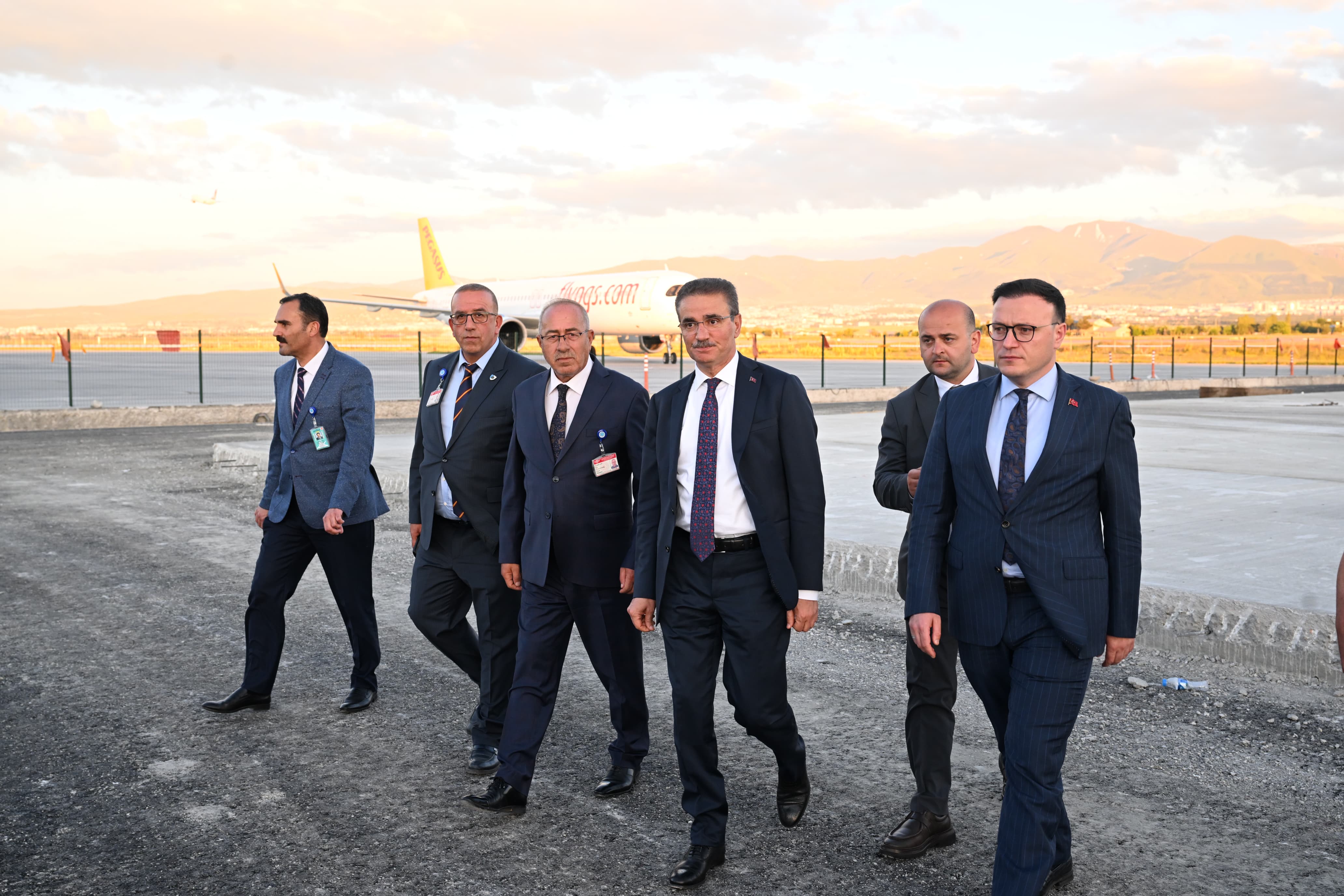 ERZURUM VALİMİZ SAYIN AYDIN BARUŞ BAŞKANLIĞINDA, HAVALİMANIMIZDA DEVAM EDEN APRON YENİLEME VE PİST PRİMER KABLO DEĞİŞİM ÇALIŞMALARININ DEĞERLENDİRİLDİĞİ KAPSAMLI BİR TOPLANTI GERÇEKLEŞTİRİLDİ.